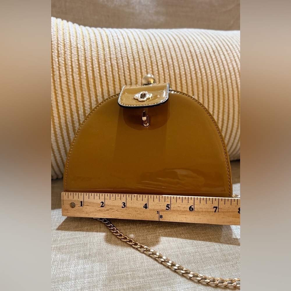 ✨ Retro Mustard Patent Half-Moon Crossbody Bag - Vintage Vibe! ✨ - Picture 5 of 8